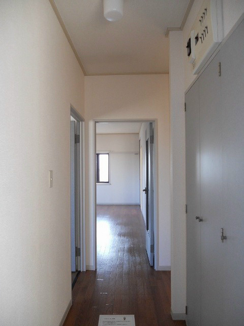 玄関　大きな靴箱