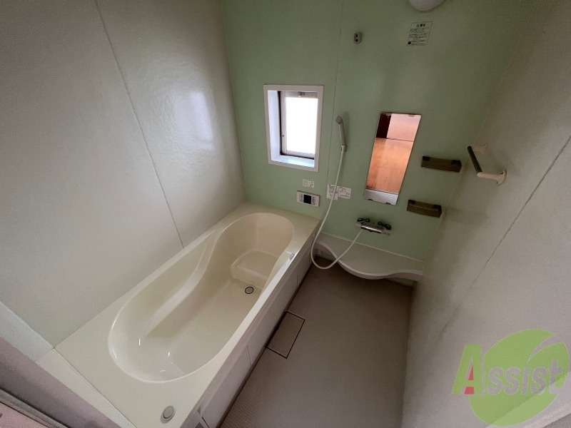 バス・シャワールーム　浴室はコチラです。広々していてリラックスできますね。