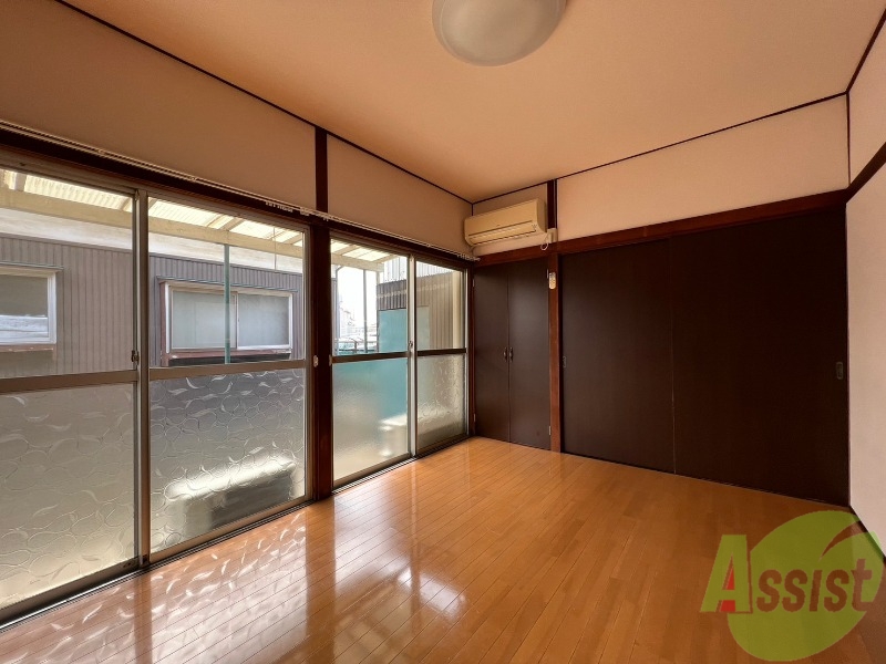 その他部屋・スペース　フローリングのお部屋なので、ベッドで寝れちゃいます。