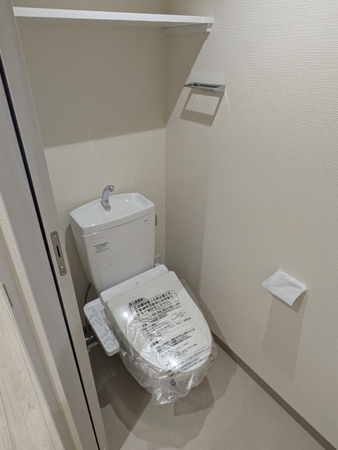 トイレ　同タイプ参考写真（配色形状等異なる場合があります）