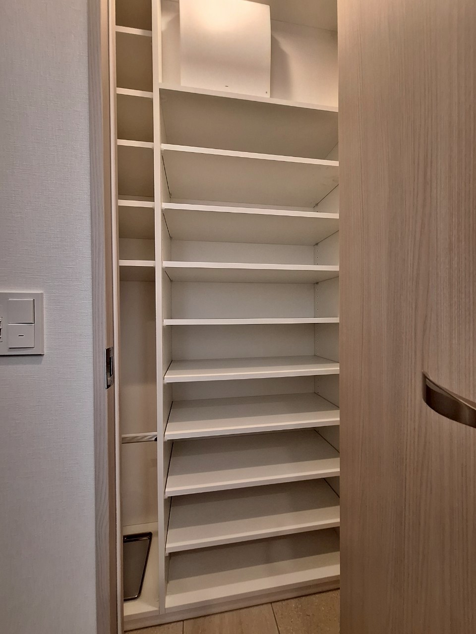 玄関　※お写真は同タイプの別のお部屋のものです。