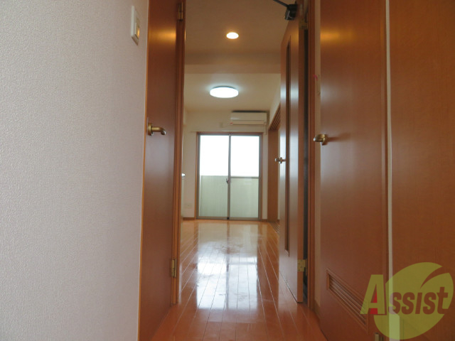 玄関　玄関を入って左にはトイレがあり右は浴室になります。