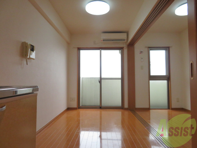 居室・リビング　リビングは陽当たりも良く昼間は明るいですね。