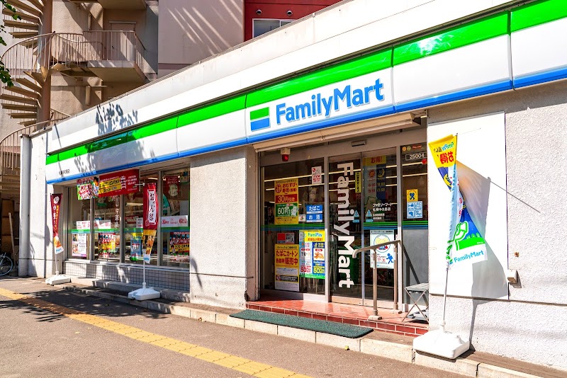 コンビニ　ファミリーマート札幌中の島店（コンビニ）まで205m