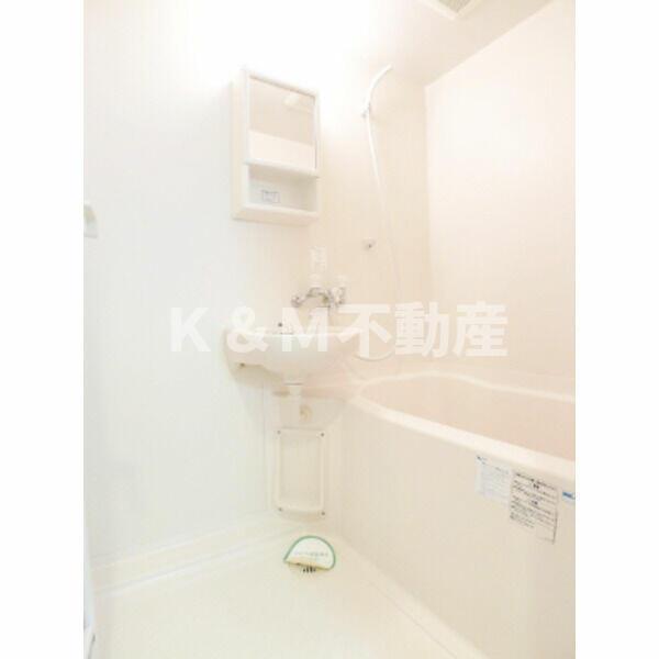 バス・シャワールーム　コンパクトで使いやすいお風呂です