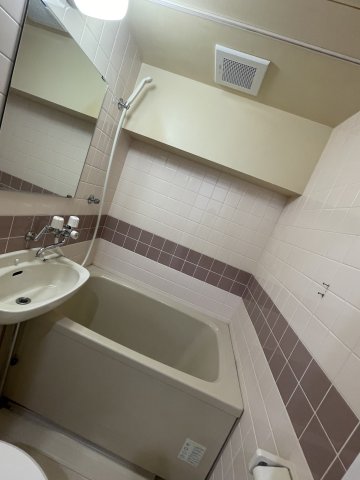 バス・シャワールーム　コンパクトで使いやすいお風呂です