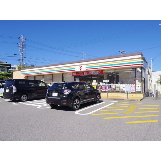 コンビニ　セブンイレブン岡谷市役所前店（コンビニ）まで553m