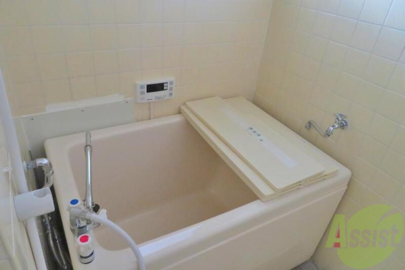 バス・シャワールーム　ちょっと古いタイプのお風呂ですが、清潔なので問題無しです。