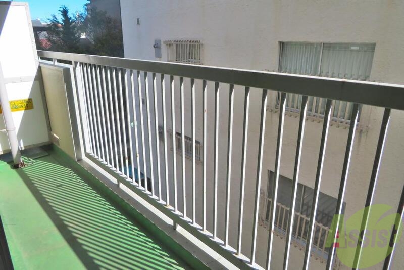 バルコニー　ベランダにはお布団等も干せそうですね。