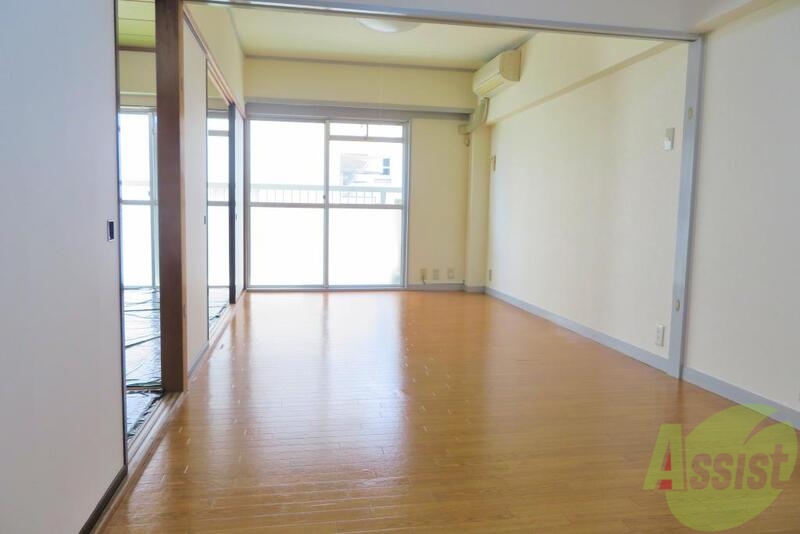 居室・リビング　１０帖のＬＤＫ、和室２部屋のお部屋のご紹介です。