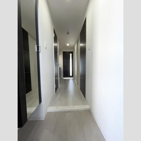 玄関　※写真は同じマンションの違う部屋のものになります。