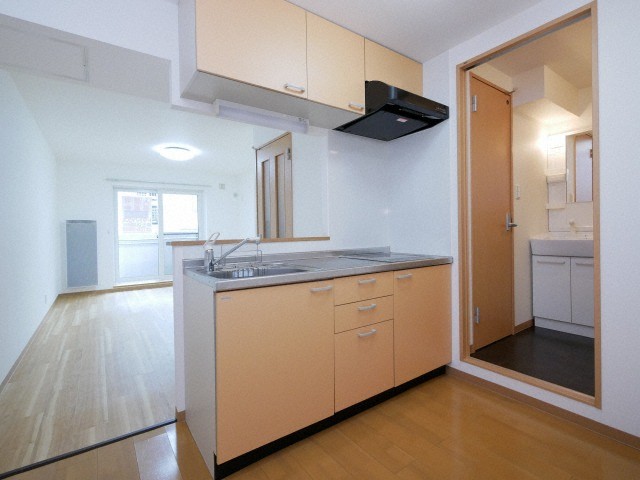 キッチン　壁面が多く家具の配置がしやすいです♪