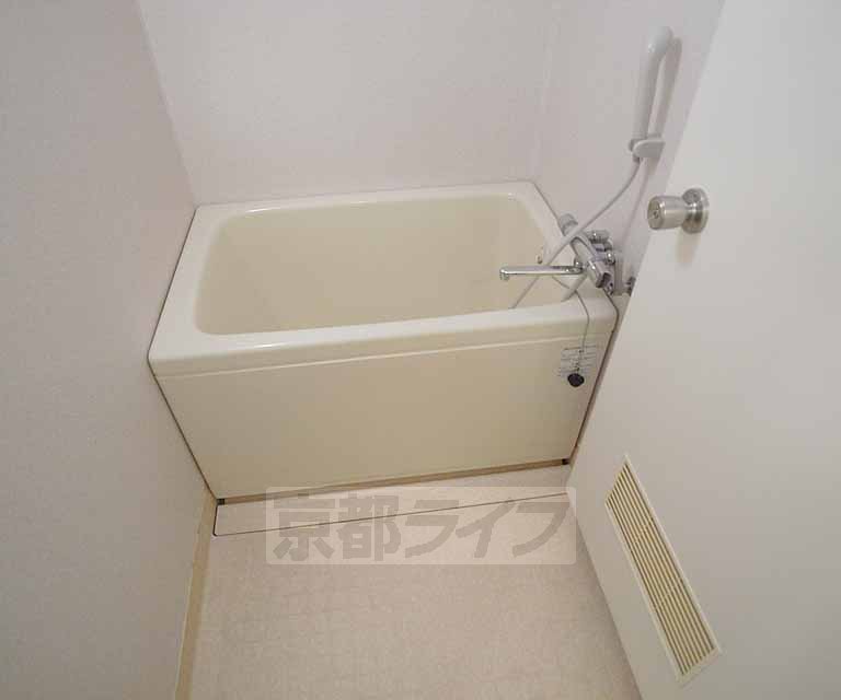 バス・シャワールーム　肩までゆったりと浸かれるお風呂ですよ！