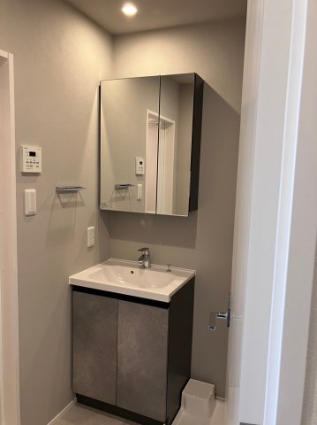 洗面設備　明るい洗面所です