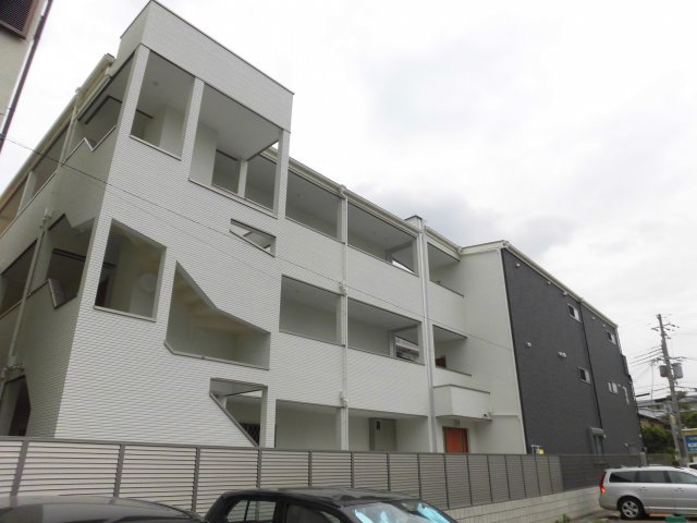 建物外観　オートロックで外部の人間が簡単に出入りできないため安心です。