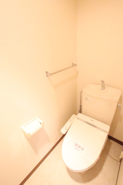 トイレ　温水洗浄機能付きの便座◎