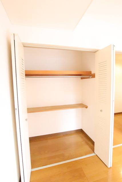 収納　ハンガーパイプ付きクローゼット