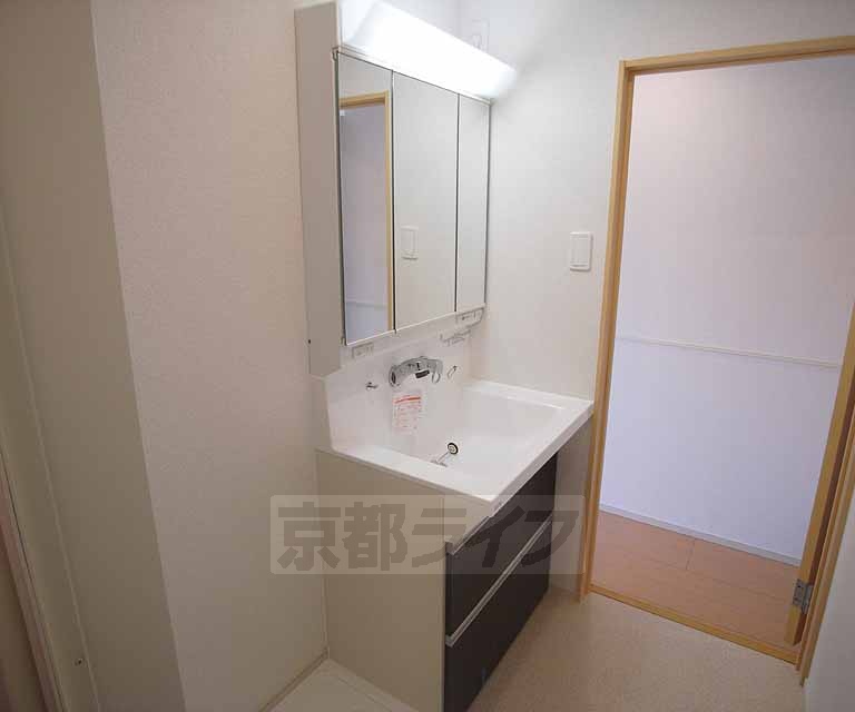 洗面設備　綺麗な独立洗面台です。