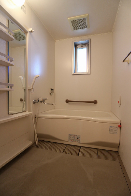 バス・シャワールーム　浴室にも窓がついております。