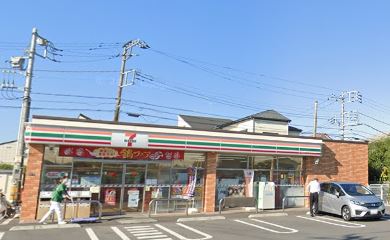 コンビニ　セブンイレブン（コンビニ）まで129m