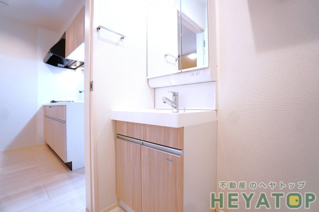 洗面設備　便利なシャワー付き洗面化粧台