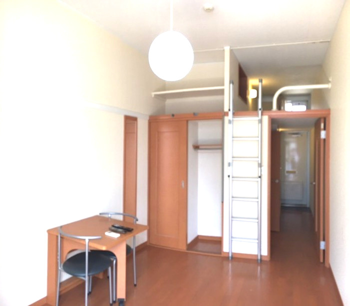 居室・リビング　1階はフローリング、2階以上はカーペットタイプとなります。