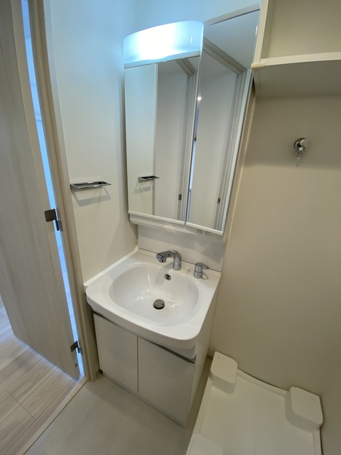 洗面設備　大きな鏡で身だしなみチェック