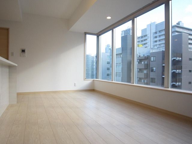 居室・リビング　リビング全面ガラス明るい居室