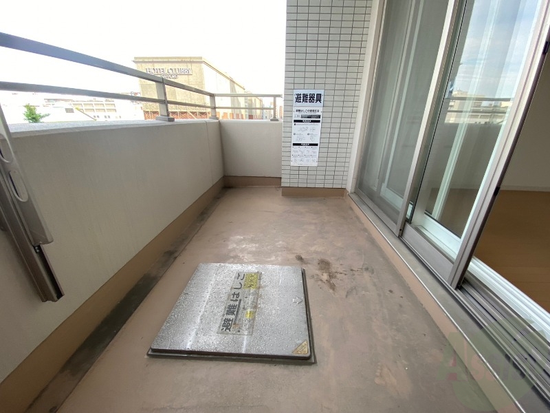 バルコニー　バルコニーは幅があり、広い印象を受けました。