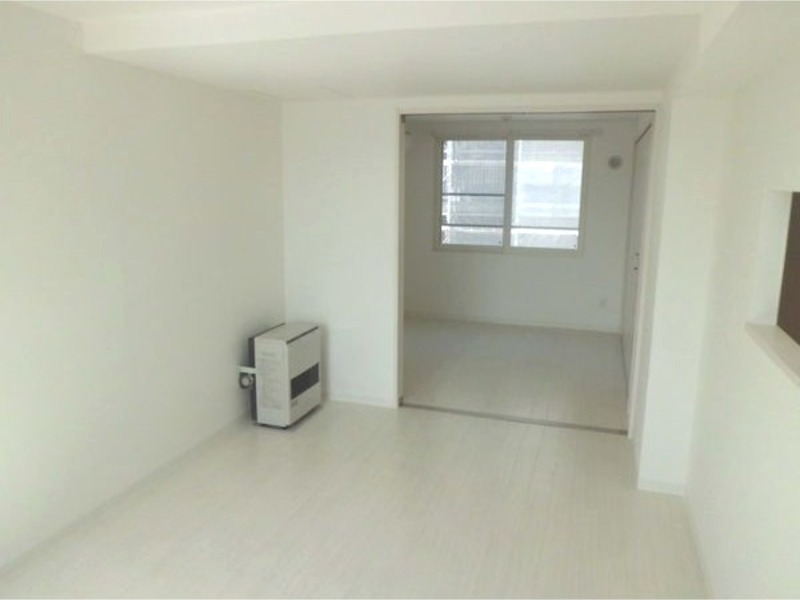 居室・リビング　内装中につき同タイプ別号室の画像です。