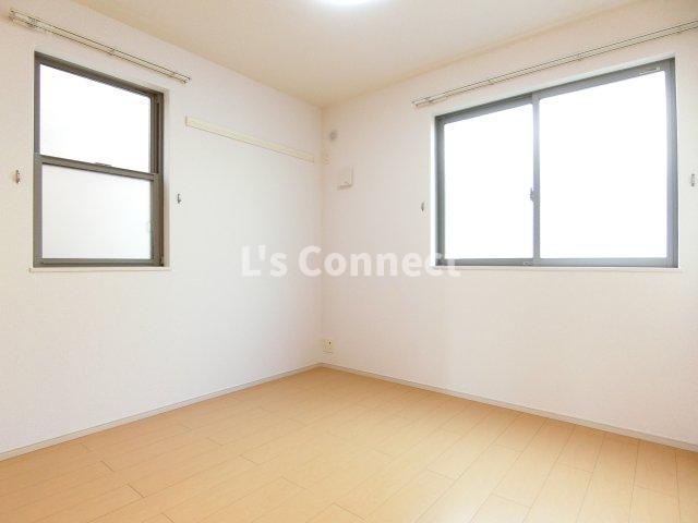 その他　洋室にも２面に窓があります。