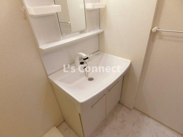 洗面設備　朝の支度もスムーズな独立洗面台。