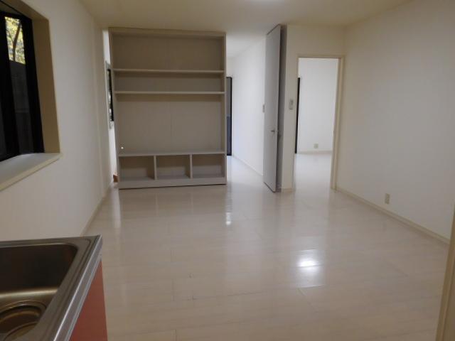 居室・リビング　キッチンからリビングの眺めです。