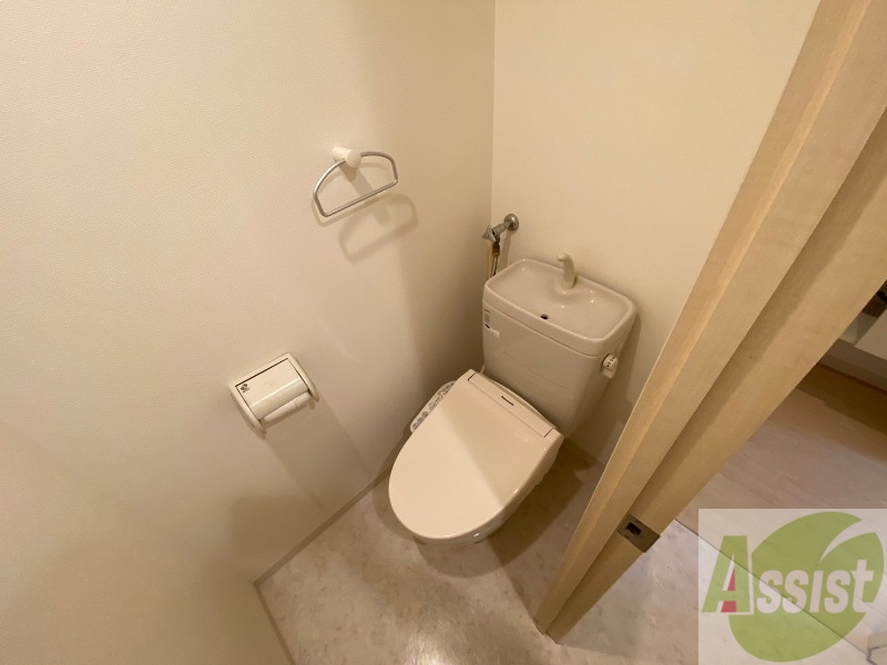 トイレ　トイレです。ユニットバスになってますのでコンパクト。