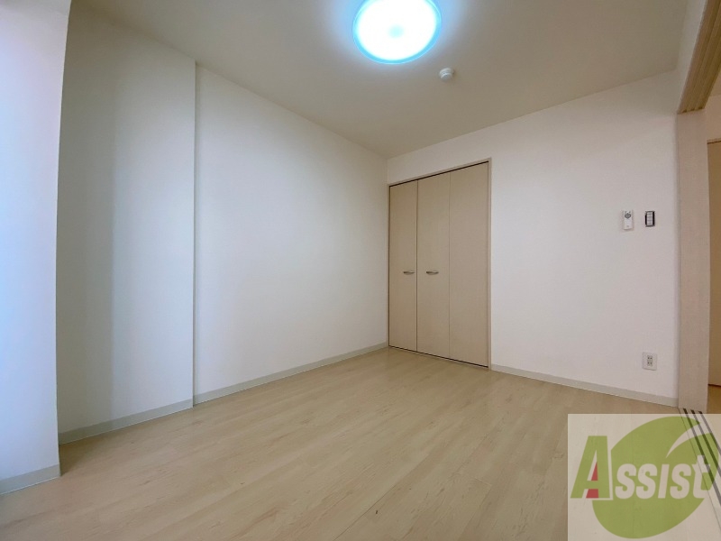 その他部屋・スペース　寝室はこちらです。光が差し込む、温かみのあるお部屋です。