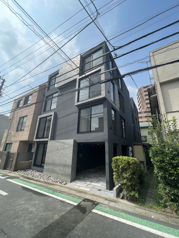 建物外観　直線的でスタイリッシュな外観