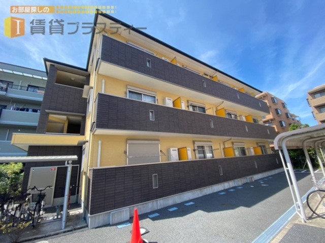 建物外観　駅まで１本道。駅近ですが、静かな環境です