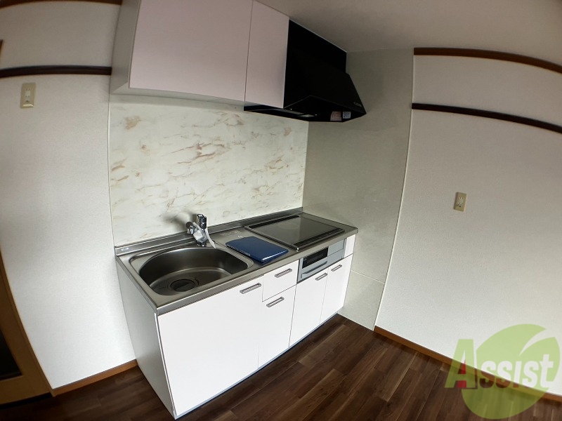 キッチン　キッチンは作業台もあり広めなので使いやすそうですね。