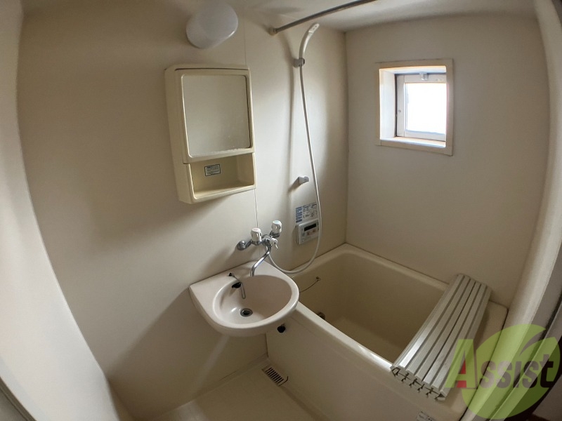 バス・シャワールーム　浴室はシンプルなデザイン。追い焚き機能付きです。