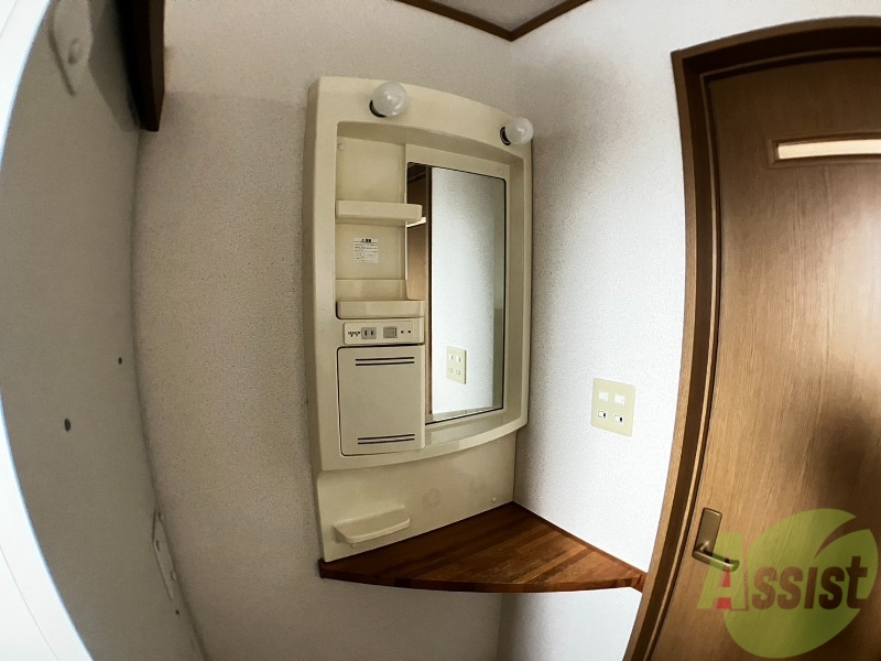 洗面設備　洗面台はシンプルなつくりで手入れがしやすそうですね。