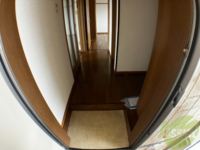玄関　玄関からの様子です。すぐ部屋が見えないのは安心ですね。
