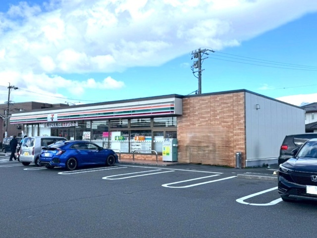コンビニ　セブンイレブン鈴鹿岡田１丁目店（コンビニ）まで549m