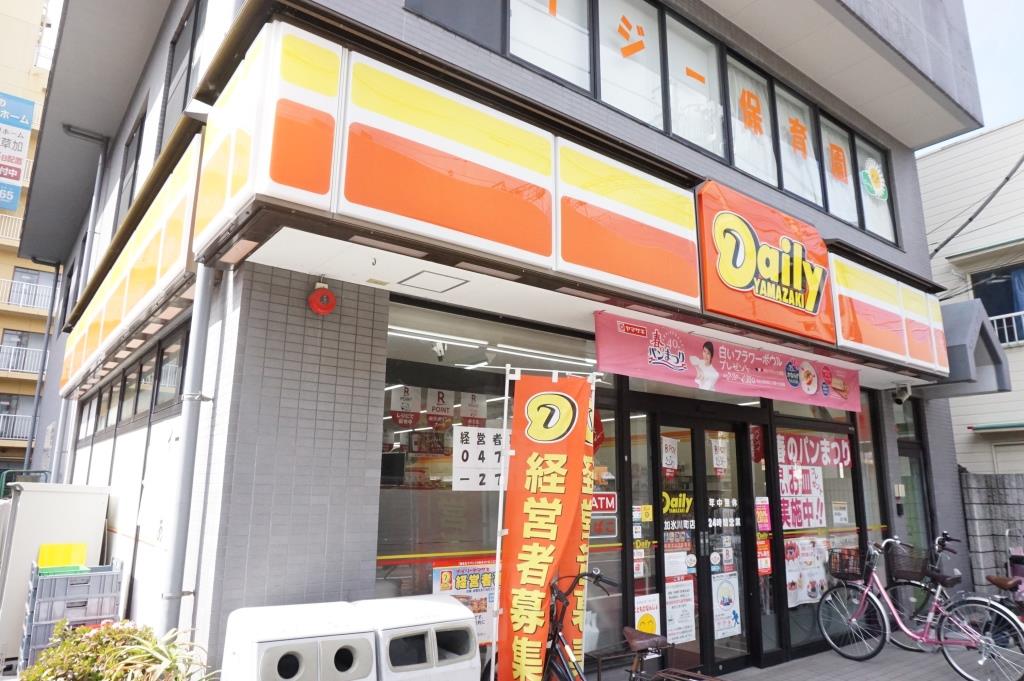 コンビニ　デイリーヤマザキ 草加氷川町店（コンビニ）まで100m