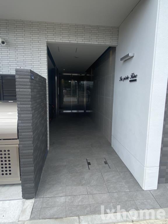 エントランス　落ち着いたエントランスです