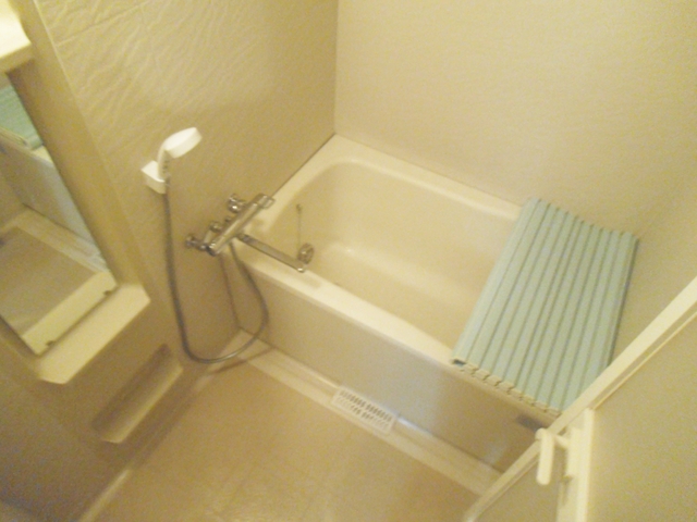 バス・シャワールーム　大きな鏡のあるバスルームは、浴室乾燥機付き！