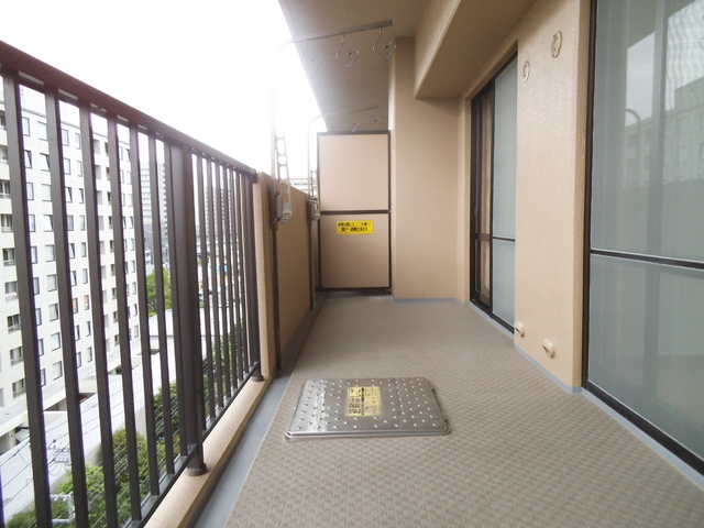 バルコニー　広々としたバルコニーは南向きで洗濯物もよく乾きます☆