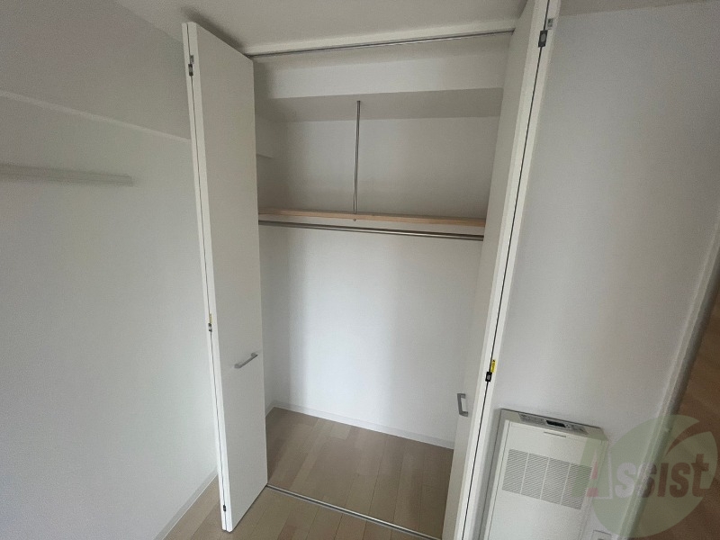 収納　こちらの収納にはハンガーをかけて服もしまえますね。
