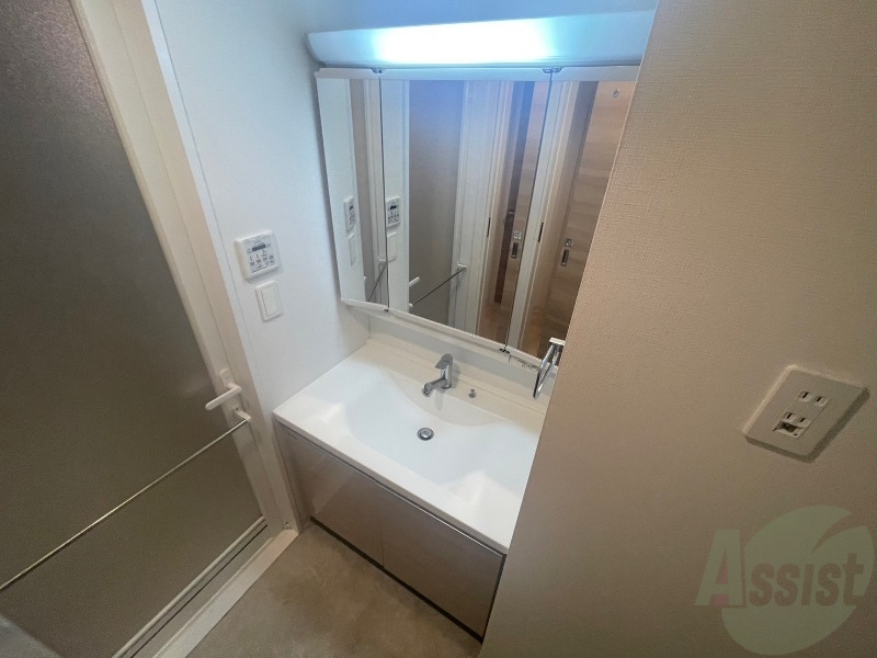 洗面設備　シャンプードレッサー。身支度はここでばっちりですね。