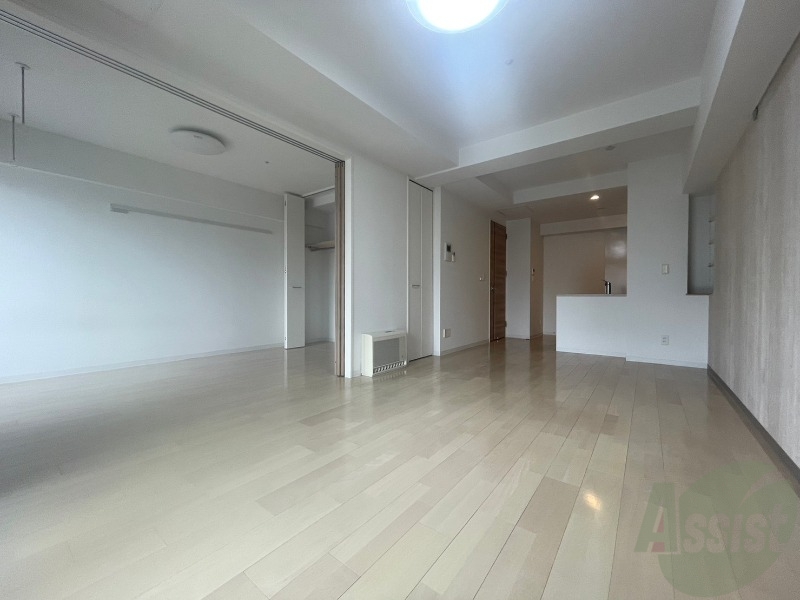 居室・リビング　リビングです。木目のフローリングが落ち着きますね。