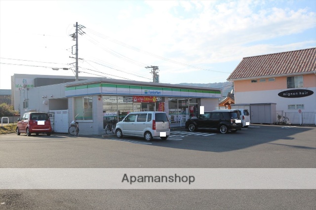 コンビニ　ファミリーマート（コンビニ）まで880m